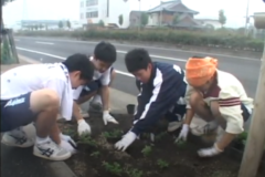 花いっぱい運動　花定植作業　　国道11号バイパス