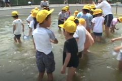 金生第二小学校児童　『ヤゴ救出作戦』