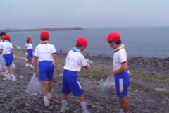 豊岡小学校児童　豊田浜の海岸清掃