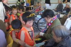 三島幼稚園が　老人ホーム慰問　　老人保健施設　百の里