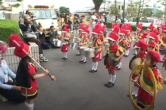 三島幼稚園の園児が　鼓隊演奏　披露　　四国中央警察署
