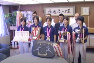 三島高校フェンシング部が　インターハイ優勝を報告
