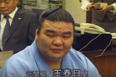 元関脇・玉春日関が　市長室訪問