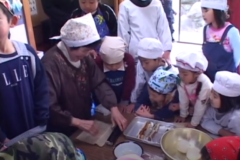 恵方巻き作りに　チャレンジ！　　関川公民館