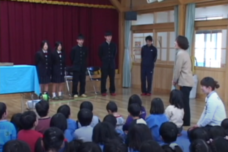 三島高校の生徒が　保育園で紙芝居を上演