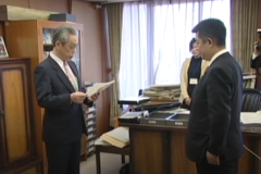 宇田直器氏が市内学校へ AED３台寄贈