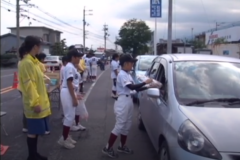 寒川スポーツ少年団が　交通茶屋で安全運転呼びかけ