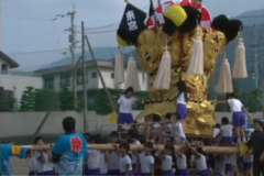 長津小学校で　子供太鼓統一運行