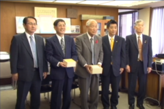 新嘗祭献穀者が　市長に収穫を報告