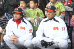 妻鳥小の児童と　愛媛ＭＰの選手が清掃活動