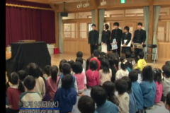 三島高校情報デザイン科生が　保育園で自作の紙芝居を上演