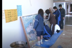 特別支援学級の生徒が　タイルモザイクを制作