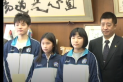 三島フェンシングクラブの　選手が国際大会出場を　市長に報告