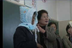 日赤中曽根奉仕団が　地元小学校に防災頭巾贈呈