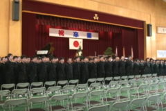 市内中学校で　卒業証書授与式