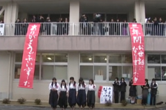 三島高校の書道部員が　卒業パフォーマンスを披露