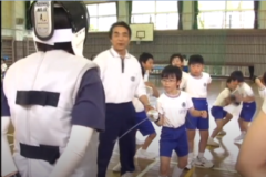 中曽根小学校で　フェンシングクラブ開校