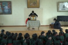三島高校生が　幼稚園で自作の紙芝居を上演