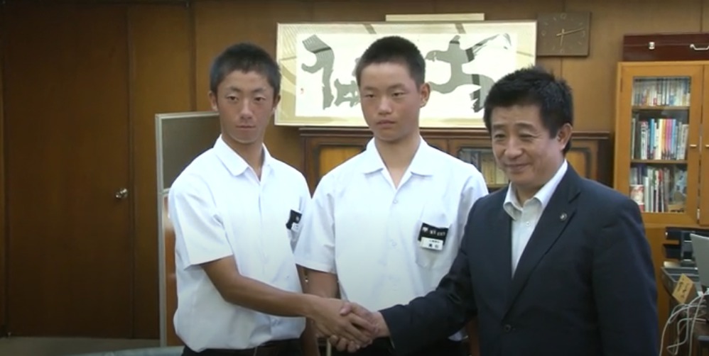 伊予三島リトルシニア大西選手・高石選手 日米親善野球大会出場を市長に報告