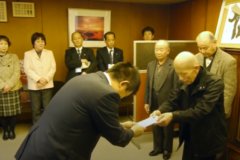 ニューグローリークラブが　萬翠荘に福祉機器寄贈
