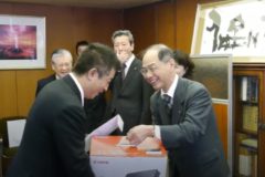 宇摩法人会が　小中学校にスキャナーを寄贈