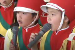三島幼稚園　警察署で鼓隊演奏