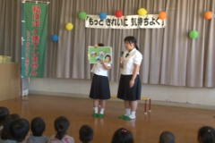 三高生がリサイクルをテーマに自作の紙芝居を上演
