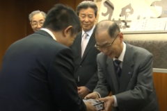 宇摩法人会　小中学校にデジタルカメラ寄贈
