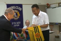 伊予土居ライオンズクラブが小学校へ横断旗贈呈