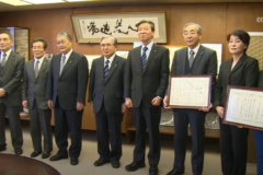 宇摩法人会が絵本・国旗を寄贈