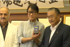 「リードの会」藤田尚美さん　市にマイクロチップリーダーを贈呈