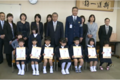 新入学児童に防犯下敷き贈呈