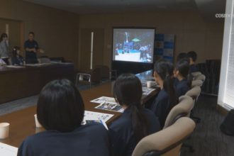 三島・川之江高校書道部合同チームが市役所を訪問