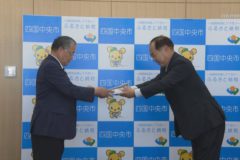 宇摩法人会が小中学校にタイムタイマー寄贈