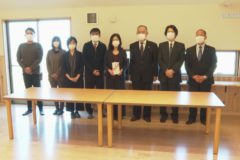 四国中央地区労働者福祉協議会が社会福祉法人 澄心に木製テーブルを贈呈