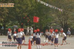 4．ダンス・de・玉入れ（１・２年）　２０２１年度南小学校　秋季大運動会
