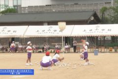 6．タマとカゴの女王～ありのままで～（１・２年）　２０２２年度上分小学校 運動会