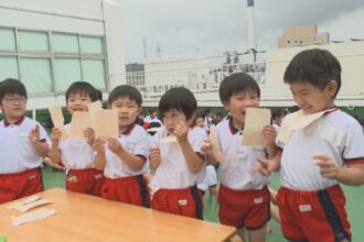 三島幼稚園で紙漉き＆箔押し体験