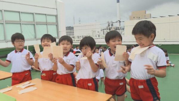 三島幼稚園で紙漉き＆箔押し体験